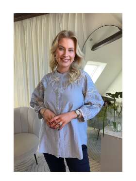 In Front - RIKKE BLUSE 