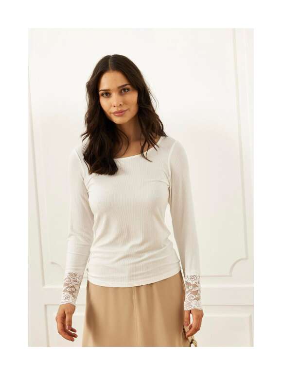 In Front - VIVIAN BLUSE
