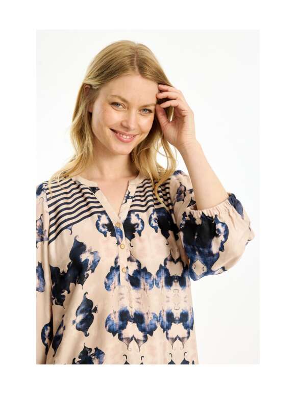 In Front - PIL BLUSE