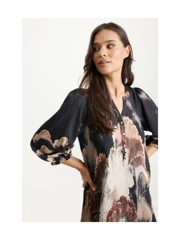 In Front - SIMONE KJOLE