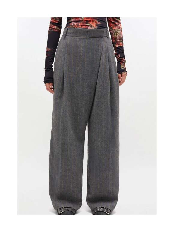 Ganni - Gråstribede bukser med krydsdetalje