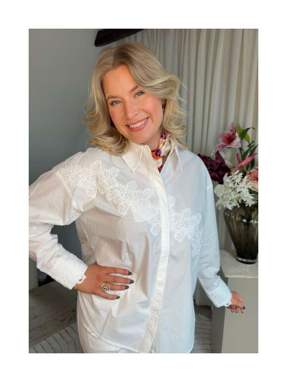 Love and Divine - FEMININ SKJORTE MED BRODERI