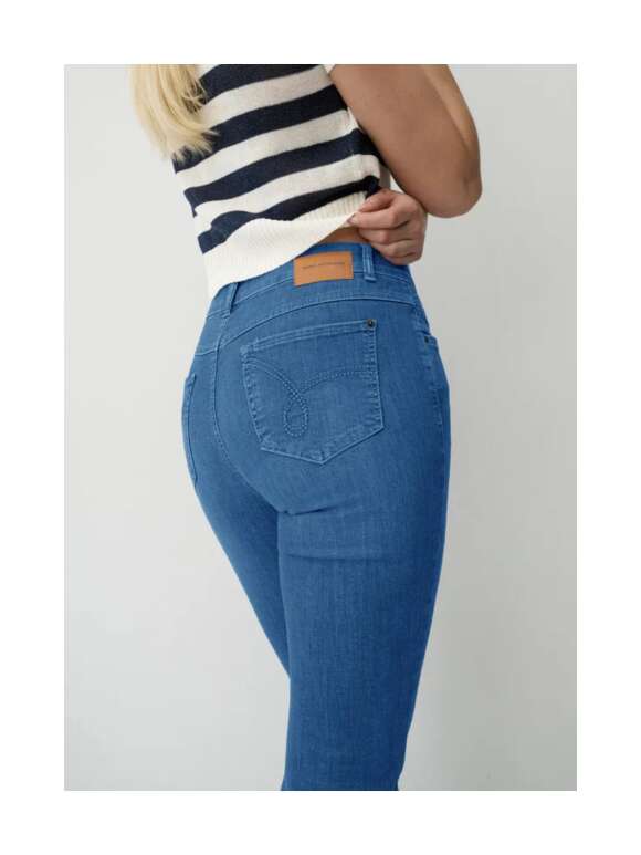 ANNA MONTANA - 1291 ANGELIKA BERN