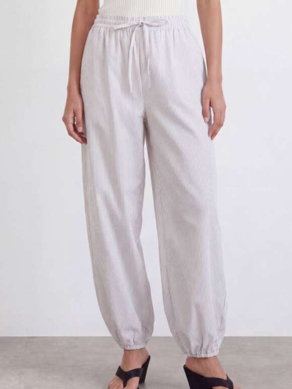 Leveté Room -  RISS 1 Casual Buks