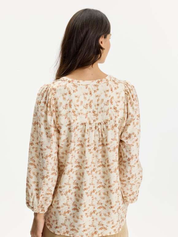 In Front - SAM BLUSE