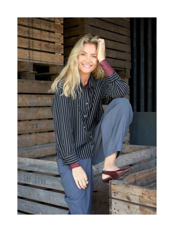 Black Colour - Beverly Bukser