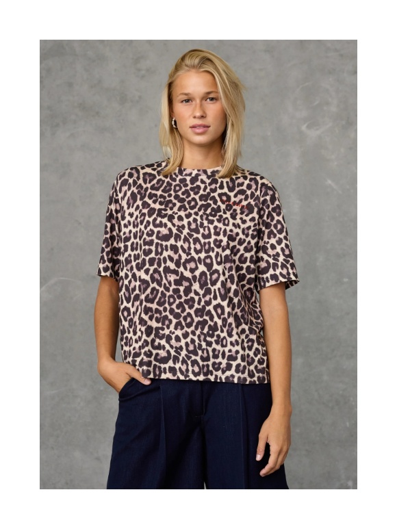 Love and Divine - LEO T-SHIRT