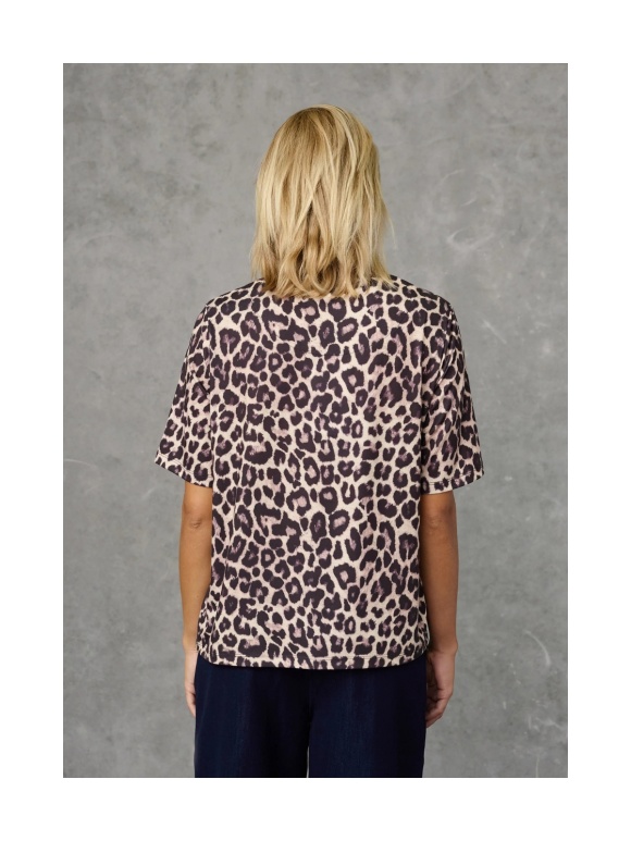 Love and Divine - LEO T-SHIRT