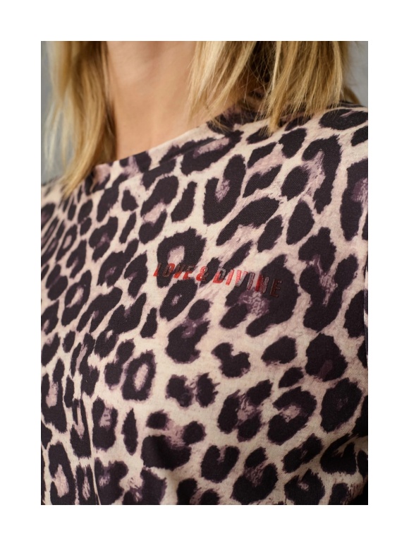 Love and Divine - LEO T-SHIRT